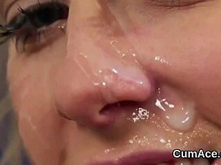 Hej, niegrzeczna idolka połyka każdą kroplę wytrysku na twarzy