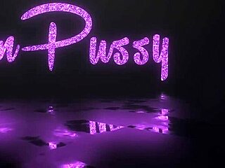 Garota asiática novinha nua come exposta em vídeo caseiro.