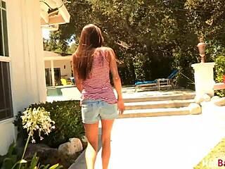 ברט רוסי הסקסית מלקקת את סלסט סטאר בזמן ישיבה על הפנים