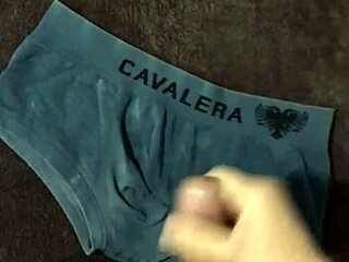 Cazzo, mi sto menando e vengo con forza!