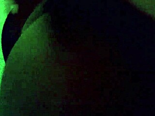 den här slampan har superblöt fitta som droppar överallt