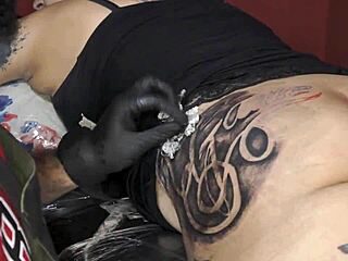 デカいケツに新しいタトゥーを入れる