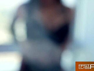 巨乳纹身贱货Lily Lane深狗爬传教士猛干