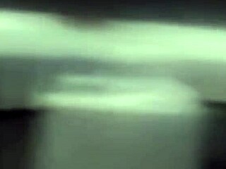 Lavando no banheiro, fica tudo limpinho, novinha faz cena quente com alemão tatuador em Praia Grande