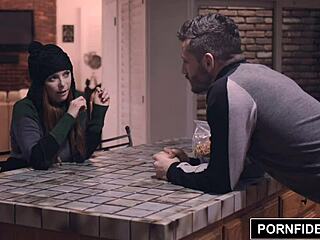 Penny Pax在Por Fidelity用乳交、吞精和颜射取暖