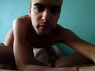 Ger latina blowjob på cam, hon kommer hårt