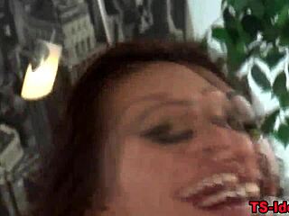 Vau, tämän trannyn lutkan vetely ja purskahdus on ihan kuuma juttu