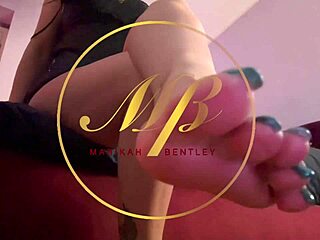 vieni a lustrarmi i tacchi con la lingua e i piedi