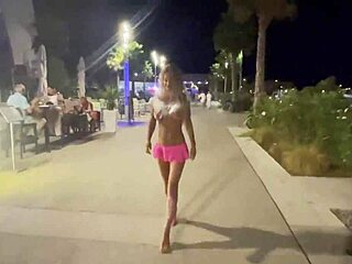 Monika Fox, вечеря гола в ресторант после се разхожда по градските улици нощем! 😲