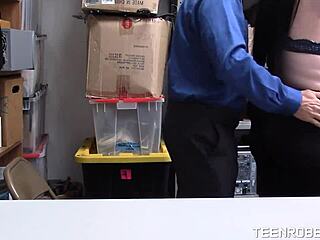 ไม่เชื่อว่าฉันจะล้วงสาวโจรนมโต 18+ ที่ทำงาน นมใหญ่ของเธอทำฉันคลั่ง!