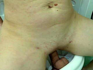 어, 나 이 큰 딜도 박고 남친 위해 클로즈업 찍는 중. 내 꽉 조인 보지 늘어나는 거 보면 깜짝 놀랄걸!