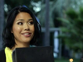 Omg, ts dominatrix Jessica Fox popolnoma obvlada Dana Vespoli v transsensualni sceni!