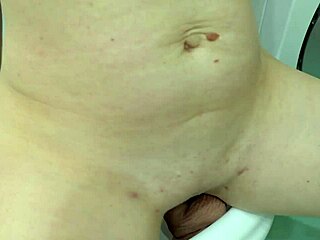 어, 나 이 큰 딜도 박고 남친 위해 클로즈업 찍는 중. 내 꽉 조인 보지 늘어나는 거 보면 깜짝 놀랄걸!