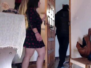 Överraskande avsugning för leveranskillen chockar mamma!