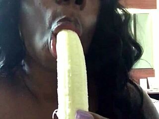 مص زب موز مقابل ممارسة الجنس العميقة في الحلق