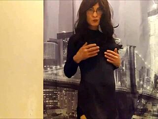 Dame i sort x, hvad gemmer du under der?