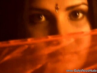 Sonnige indische Babe zeigt charmante Persönlichkeit