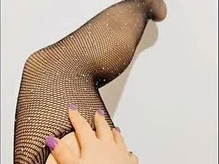 Sexy Slender Legs in Wild Outdoor Squirting Action - DepravedMinx!