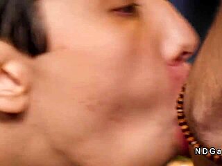 أشاهد gays الجامعة يمصوا زب كبير