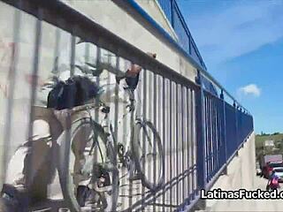 Yağlı Latina amatör, casting sırasında sertçe deliniyor