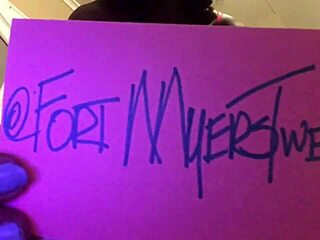 Debout au-dessus de toi, je claque mon cul ébène en short