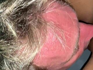 瘦18岁年轻拉丁业余女孩得到口交和骑大鸡巴操