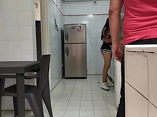 Atrapé a mi sexy criada madrastra y la cogí duro