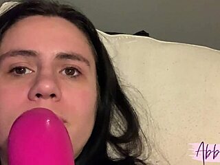 Abby Kiss saca vibrador grande de su coñito apretado y se lo mete en garganta