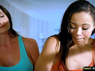 性感棕发按摩师熟女骑客人色情幻想