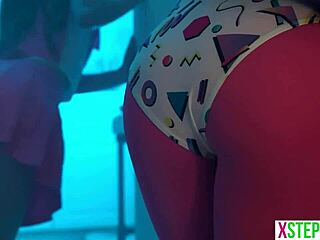 Hvorfor dele rom med tenåring stesøster og hennes heite BFF på Halloween?