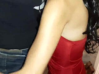 Medan gäster sitter vid bordet slickar flickan och jag och knullar utanför dörren