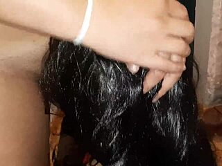 Пока гости за столом, девчонка и я лижем и трахаемся за дверью