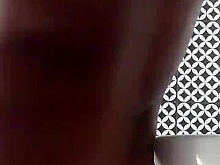 Dona de casa crente da bunda gigante lavando o banheiro pelada