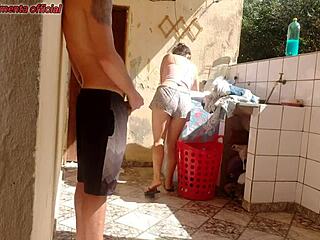 Saya Nampak Anak Tiri Dalam Seluar Pendek Basuh Baju, Cipap Dia Buat Saya Terangsang Gila!