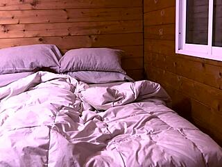 Znajduję Jesyx nagą w łóżku i ją rżniemy