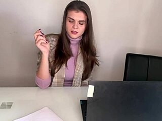 Гореща мащеха съблазнява заварен син в офиса с млечни зърна