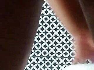 Dona de casa crente da bunda gigante lavando o banheiro pelada