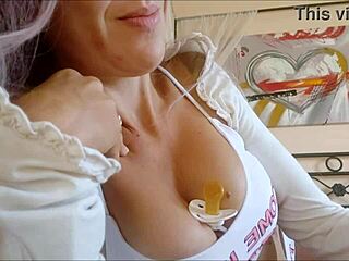 Cukrový nevlastný otec špehuje peknú neter v roztomilých nohavičkách