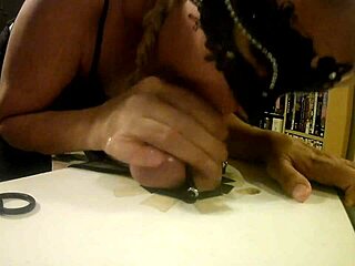 Blonde gibt intensiven CBT-Blowjob mit Cumshot