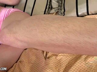 Kasey Warner bubis 18+ csaj mutogatja szőrös puncáját szólóban