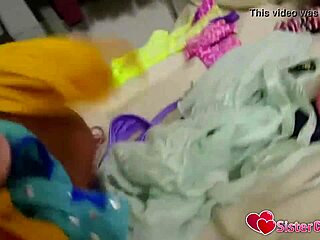 Podglądanie pasierbicy przed głębokim bareback waleniem w dupę