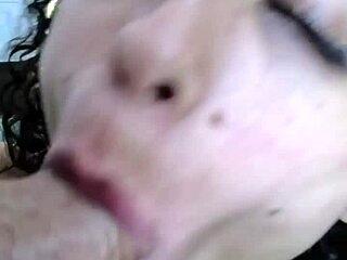 Парень с огромным членом жестко долбит тугую попку нимфы! 😜