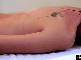 Bella ragazza dà un massaggio incredibile