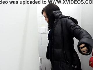 Hej, poglej me, kako lulam v javnih straniščih in doma... seksi milf fetiš vzdušje!