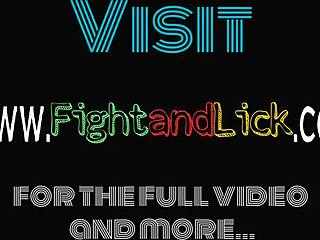 Атлетичная красотка получает страпон после жаркого борцовского матча