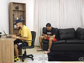 Üvey Kuzenimi Arkadaşımı Sikerken Yakaladım, Susmam İçin Beni de Becerdi!