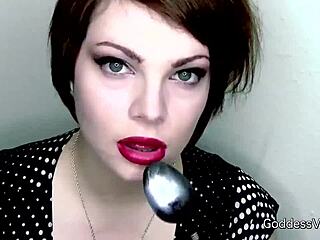 Schöne Mädchen spielen mit Zungen auf geile Weise