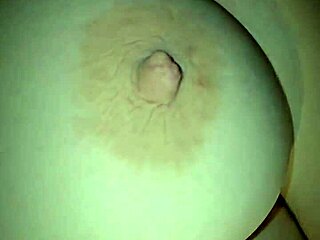 我这丰满熟女骚逼高潮喷水