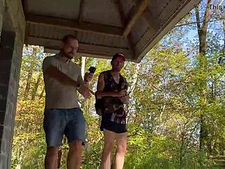 Stratená kurva v lese, traja cudzinci jej zaplnia všetky diery