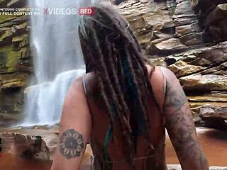 fui pega fudendo na cachoeira com dread hot.